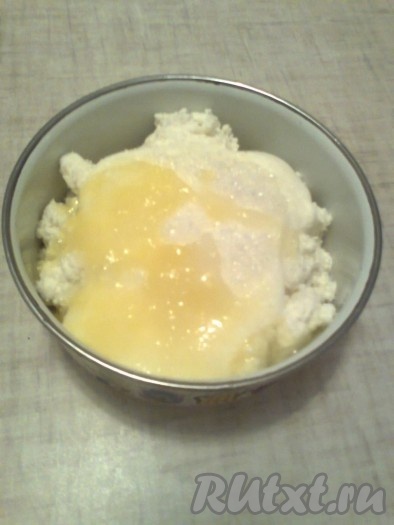 Творог смешать с сахаром и сметаной, белок добавить к творогу, перемешать.