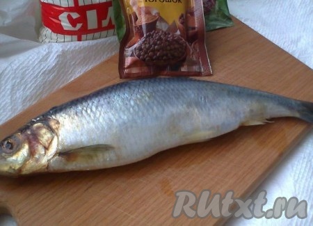 Свежезамороженную селедку из магазина положить в холодильник на день для медленного размораживания.
