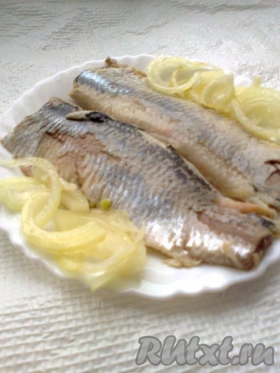 Начинаем маринование селедки.
Если вы любите более острую рыбку, надо взять для маринования пропорции в 2 раза больше (т.е. на 0,5 литра воды 1 столовую ложку соли, 1 столовую ложку сахара, 3 столовых ложки уксуса 9 %). Засоленную селедку чистим, отрезаем голову, потрошим, снимаем кожу, начиная со стороны головы, делаем надрез вдоль хребта и делим рыбу на два филе. Вытаскиваем хребет и кости.
