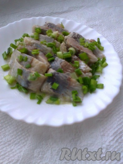 Готовую селедку выложить на блюдо, сверху посыпать зеленым лучком и все готово!