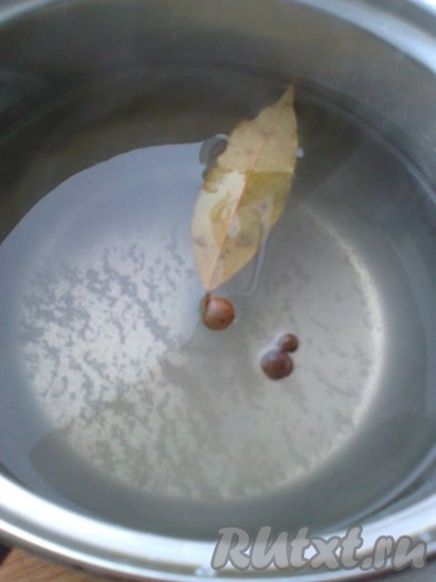 Размороженную селедку промыть проточной холодной водой, чистить ее не надо, чтобы равномерно просолилась рыбка. Готовим тузлук (рассол для рыбы): 1 литр воды поставить на огонь и довести до кипения. В кипящую воду, помешивая, начать добавлять соль до тех пор, пока она не перестанет растворяться в воде (кухонной соли понадобится 6-7 столовых ложек).