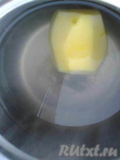 Желательно использовать крупную каменную соль или морскую, поэтому количество соли может быть разное. Чтобы узнать нужное количество соли, в тузлук опускаем очищенную картофелину и добавляем соль в кипящую воду, пока картофелина не всплывет. Картофелину вынимаем.