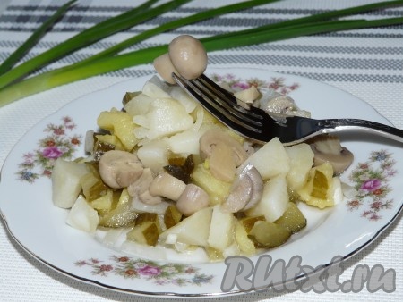 Салат с маринованными грибами и картофелем