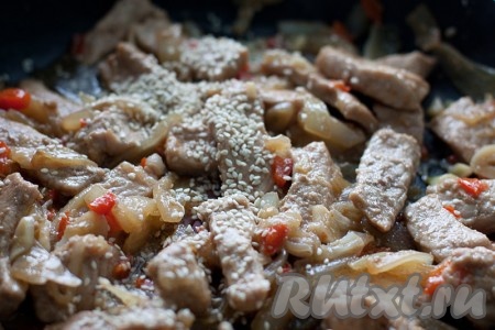 Разогрейте оливковое масло на сковороде и выложите в нее мясо вместе с маринадом. Если у вас нет большой сковороды, то жарить лучше партиями по 5 минут до потемнения лука и мяса. Затем немного прогреть все мясо. Если же имеется большая сковорода и мясо на ней лежит одним слоем, то жарить можно все сразу до готовности на среднем огне. Можно увеличить огонь и постоянно помешивать лопаткой. Для пикантности добавьте кунжутные семечки.

