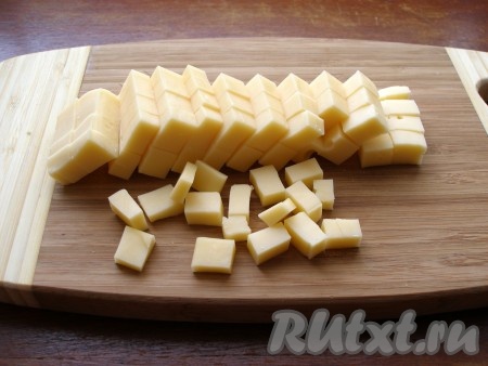 Сыр нарезать кубиками.