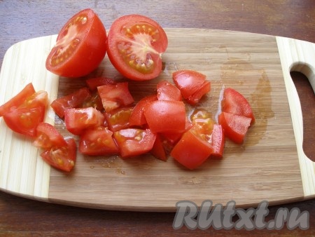 Нарезать помидоры.