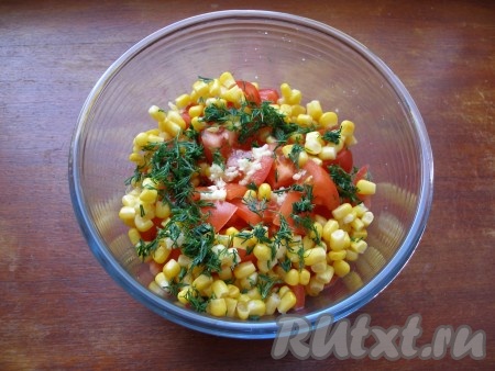 Укроп мелко нарезать и добавить в салат "Смак", по вкусу посолить, поперчить, заправить сметаной или майонезом. Перед подачей добавить в салат сухарики.
