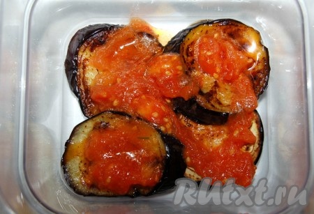 На баклажаны разместить слой помидоров.