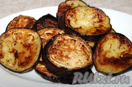 Обжаренные баклажаны выложить на тарелку.