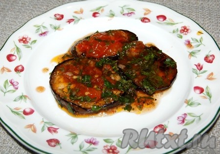 Вкуснейшие жареные баклажаны с помидорами готовы.

