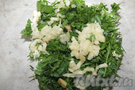 Пока баклажаны и помидоры остывают, приготовить соус-заливку. Для этого мелко нарезать зелень, выжать чеснок через чеснокодавилку.