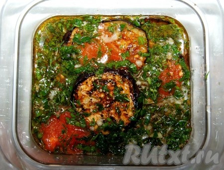 Когда все овощи будут уложены, вылить весь соус-заправку. Закрыть контейнер и убрать в холодное место на 30 минут (и более). За это время баклажаны пропитаются вкусным соусом-заправкой и будут готовы отправляться на стол.
