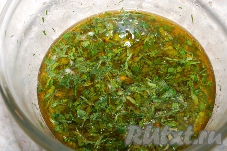 Добавить масло от помидоров, охлажденную кипяченую воду, выжать сок лимона (или добавить уксус). Посолить, поперчить. Перемешать и соус-заправка готов.
