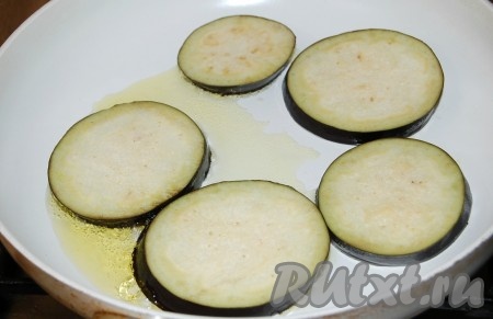 Нарезанные баклажаны обжарить. Жарить можно на небольшом количестве масла или вообще без масла.
