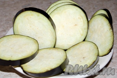 Баклажаны помыть, обсушить и нарезать кружочками. Кожуру не очищать.
