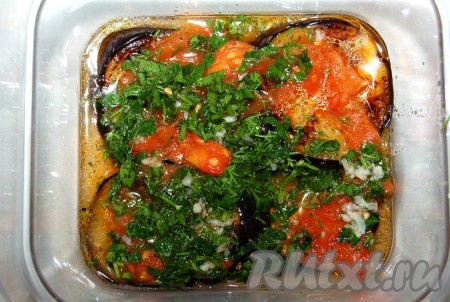 Полить соусом-заправкой.