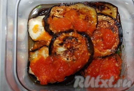 Повторить слои, пока не будут сложены все жареные баклажаны и помидоры.