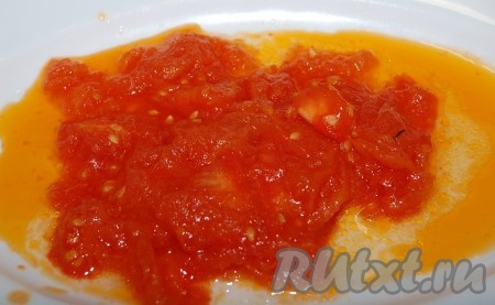 Обжаривать помидоры до готовности. Обжаренные помидоры выложить на тарелку.
