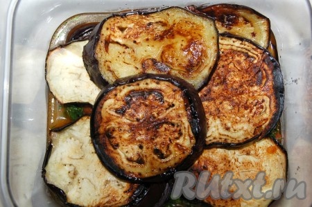 Повторить слои, пока не будут сложены все жареные баклажаны и помидоры.
