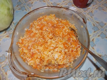 Перемешать рис с тушёными овощами и начинка для постных голубцов готова.