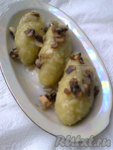 Варим цеппелины в подсоленной воде в течение 20 минут. Варить&nbsp; надо в просторной кастрюле, чтобы в процессе варки они плавали свободно.&nbsp; Аккуратно достаем сваренные цеппелины и выкладываем на тарелку. Сверху поливаем оставшейся грибной начинкой.