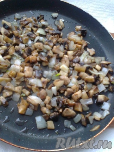 Приготовим грибную начинку. На растительном масле обжарим нарезанные мелким кубиком грибы и добавим нарезанный мелким кубиком лук, еще немного обжарим все вместе, посолим и перемешаем. Часть начинки отложим для готовых цеппелинов.