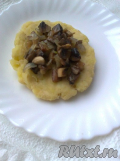 Сделаем из картофельного теста лепешку. Кладём на середину грибную начинку.