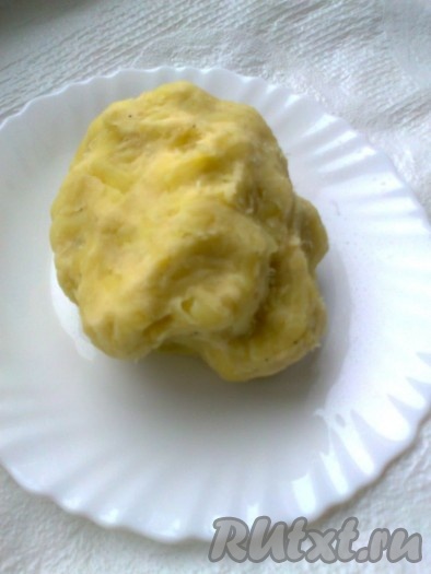 Отжатый сок оставим на 10–15 минут отстояться. По истечению этого времени надо слить жидкость, а выпавший в осадок крахмал добавить к отжатому картофелю. Добавляем сюда же картофельное пюре, соль, перец и перемешиваем.