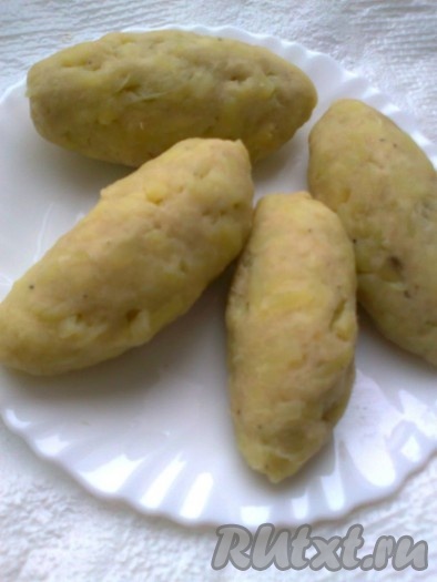 Залепим, придав цеппелину продолговатую форму дирижабля.
Если в процессе лепки тесто начинает липнуть к рукам – смочите руки водой. Сложите сформированные цеппелины на смоченную водой тарелку. Желательно варить цеппелины сразу, так как на воздухе они будут темнеть.