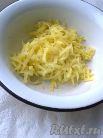 Отваренный картофель чистим от кожуры и разминаем или трем на крупной терке.