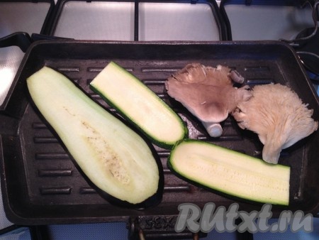 Обжариваем овощи и грибы на сухом гриле с двух сторон.
