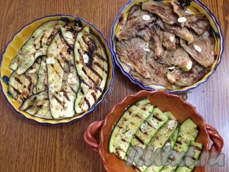 Выкладываем в глубокою посуду в один слой. Солим, перчим, кладём нарезанный дольками чеснок и листья мяты. У меня не было свежей, поэтому пришлось посыпать сушеной. Сбрызгиваем уксусом и оливковым маслом.
