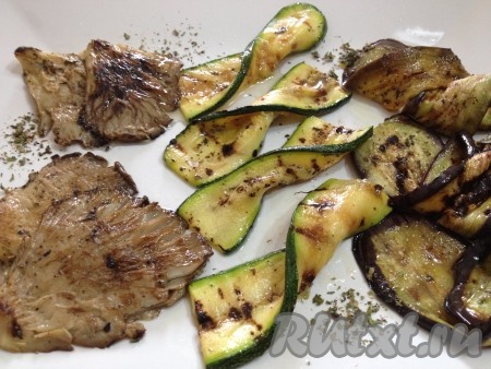 Накрываем закуску пищевой пленкой и ставим на 3-4 часа в холодильник. Если после того как овощи и грибы "отдохнули" в холодильнике, им будет не хватать соли или кислоты, то просто добавьте уксуса и посолите. При подаче обжаренные на гриле грибы и овощи нужно выкладывать, начиная с первого слоя, так как последний будет всегда недосолен (для этого просто переверните блюдо вверх дном). Подавать можно, украсив блюдо свежей мятой.
