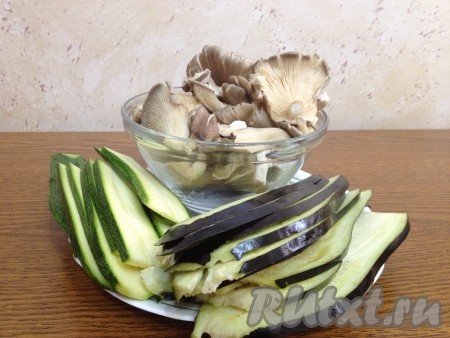 Овощи нарезаем в длину, около 5 мм толщиной. Можно использовать овощерезку для точной и быстрой нарезки. У грибов обрезаем низ ножки.

