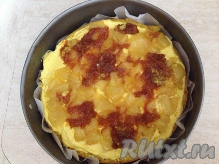 Выкладываем весь наш масляно-заварной крем и половину тушеных яблок.