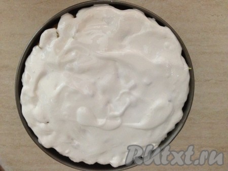 Покрываем взбитыми белками, ставим в духовку на режим гриля на 250 градусов, пока верх не зарумянится (максимально 5 минут).