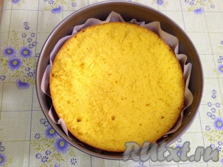 Бисквит разрезаем пополам и кладём в разъемную форму или просто на противень. Слегка пропитываем ромовым сиропом (1 столовая ложка рома + 1 чайная ложка сахара + 100 мл воды).