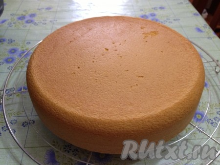 Готовый бисквит выкладываем на решетку и даем ему остыть.