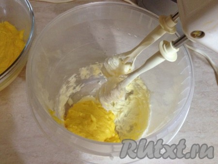 Взбиваем масло в кремообразную массу и постепенно добавляем туда наш заварной крем, не прекращая взбивать. Под конец добавляем ром.