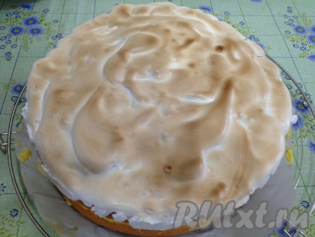 Покрываем взбитыми белками, ставим в духовку на режим гриля на 250 градусов, пока верх не зарумянится (максимально 5 минут).