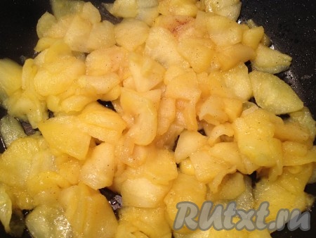 Посыпаем корицей, накрываем крышкой и тушим на медленном огне до готовности.