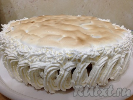 Бока отделываем сливочным кремом и ставим в холодильник. Уже через час яблочный торт можно подавать к чаю!