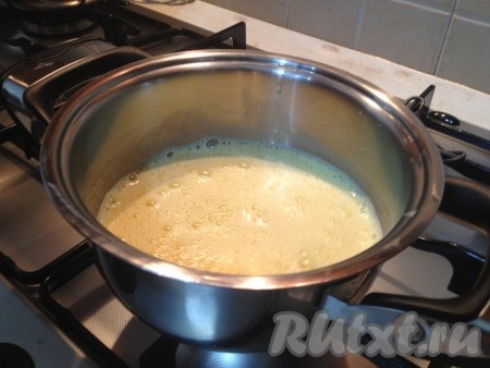 Вливаем кипящее молоко в эту смесь и ставим на огонь на 2-3 минуты, постоянно помешивая.