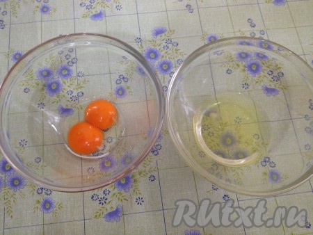 Готовим заварной крем. Отделяем желтки от белков.