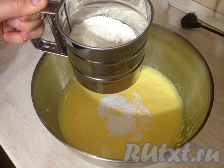 Постепенно добавляем муку, перемешивая сверху вниз, чтобы избежать комочков.