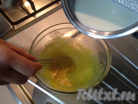 Вливаем кипящее молоко в эту смесь и ставим на огонь на 2-3 минуты, постоянно помешивая.