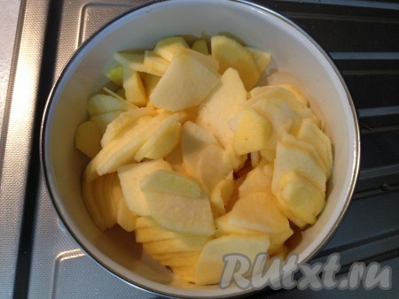Готовим начинку торта. Яблоки очищаем и нарезаем тонкими дольками.