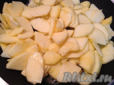 Добавляем яблоки и слегка их обжариваем.