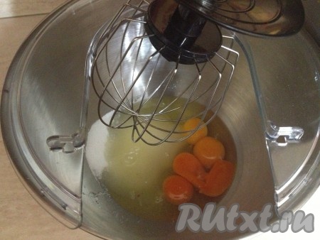 Делаем бисквитное тесто. Для этого взбиваем яйца с сахаром, пока масса не увеличится в 2-3 раза.