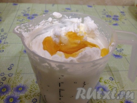 Готовим крем для отделки яблочного торта: просто смешиваем взбитые сливки с медом.